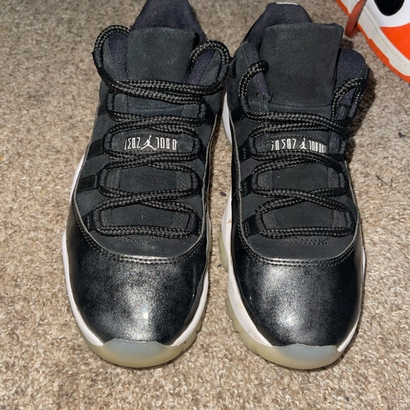 AIR JORDAN XI LOW size 7
BLACK/WHITE